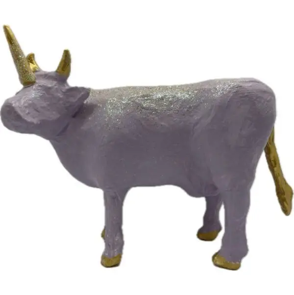 Licorrne. Une Vache décorative mauve avec une corne sur le front