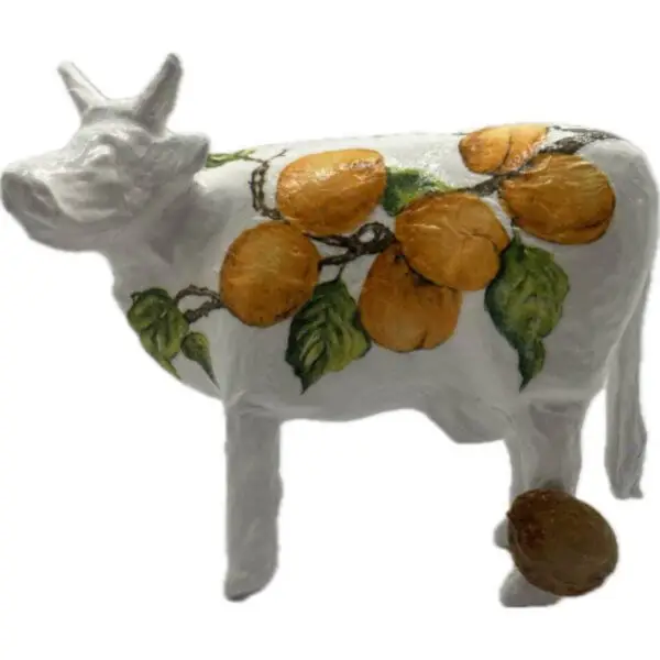 Abricot. Une Vache décorative blanche avec le dessin d'une branche d'abricotier avec des abricots