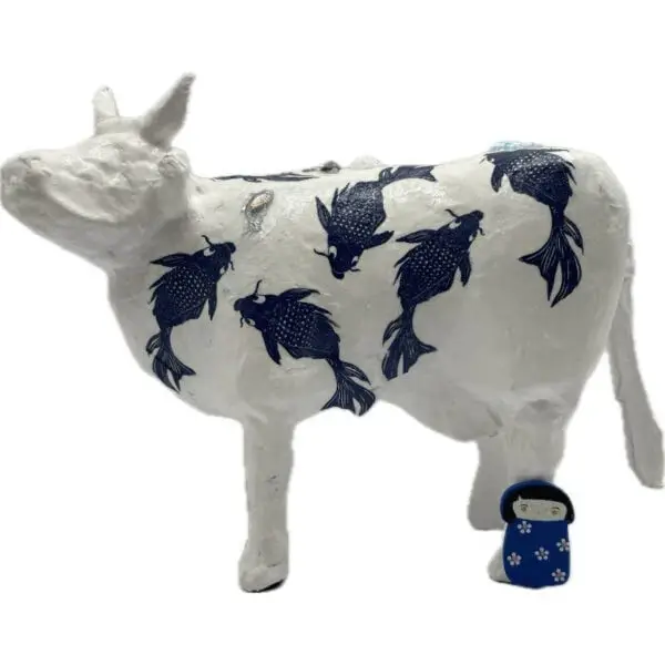 Carpe Koï. Une Vache décorative blanche avec des carpes Koi bleues