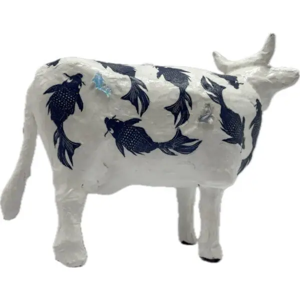 Carpe Koï. Une Vache décorative blanche avec des carpes Koi bleues