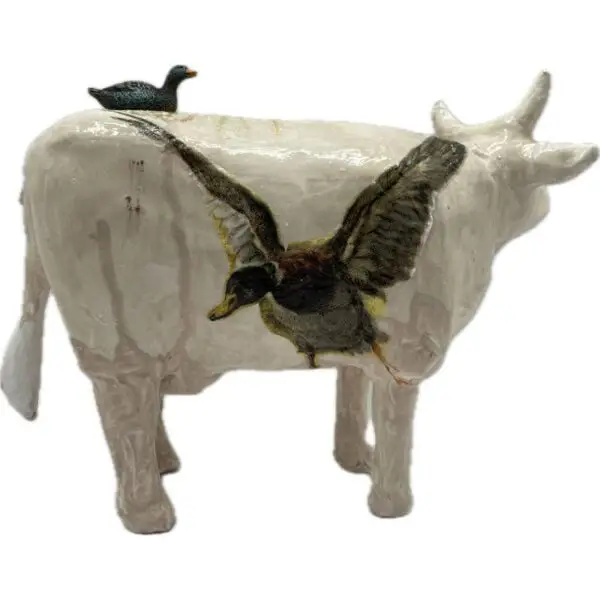 Colvert. Une Vache décorative avec des canards colvert