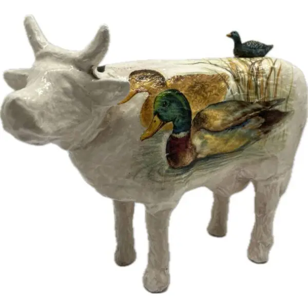 Colvert. Une Vache décorative avec des canards colvert