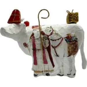 Une vache en papier pressé, peinte en blanc avec un collage représentant saint Nicolas et son cheval Santa