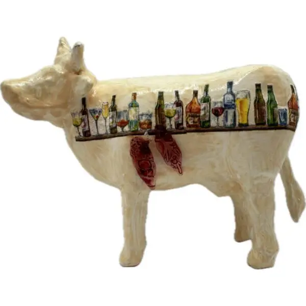 Alcool. Une Vache décorative décorée avec des bouteilles d'alcool, un éthylotest et un foie