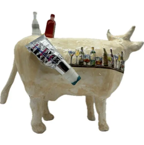 Alcool. Une Vache décorative décorée avec des bouteilles d'alcool, un éthylotest et un foie