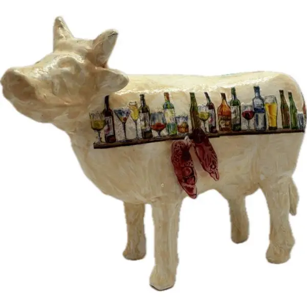 Alcool. Une Vache décorative décorée avec des bouteilles d'alcool, un éthylotest et un foie