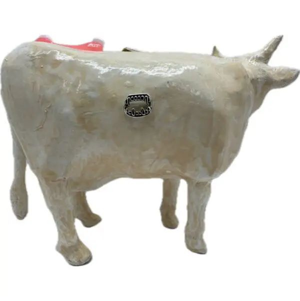 Une vache décorative avec des dents et instruments dentaires