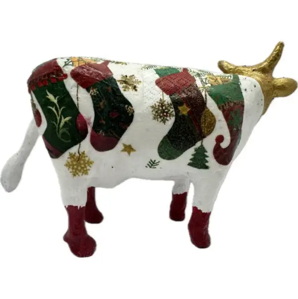 Une Vache décorative avec des bottes de Noël