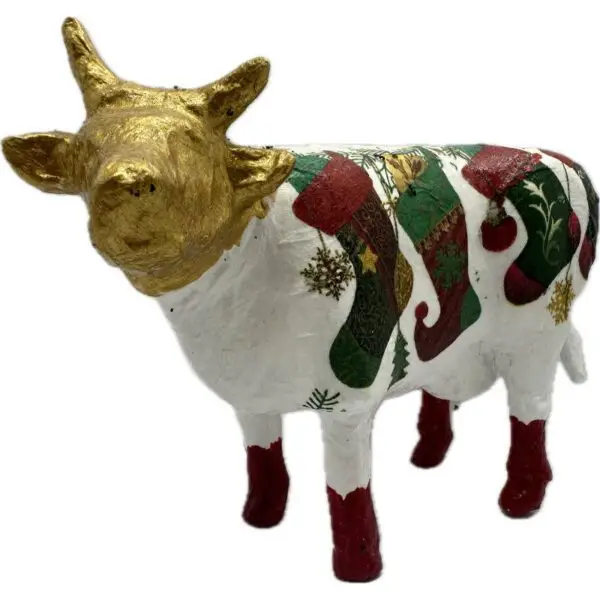 Une Vache décorative avec des bottes de Noël