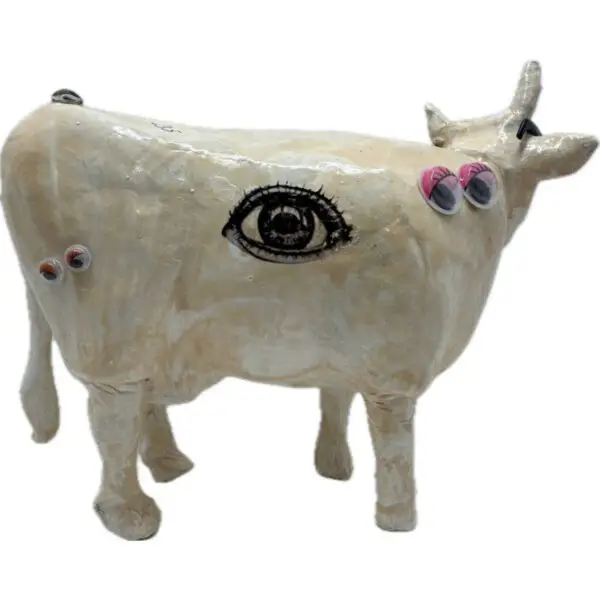 Cornée. Une Vache décorative décorée avec des lunettes et des yeux