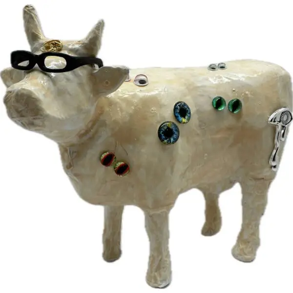 Cornée. Une Vache décorative décorée avec des lunettes et des yeux