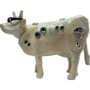 Cornée. Une Vache décorative décorée avec des lunettes et des yeux