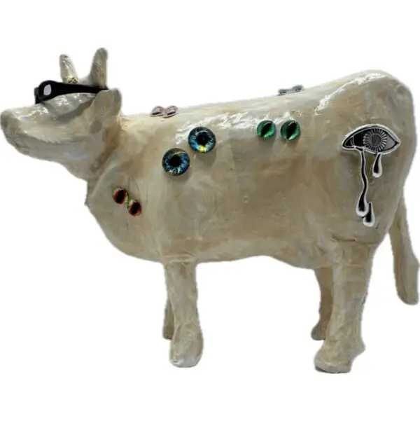 Cornée. Une Vache décorative décorée avec des lunettes et des yeux