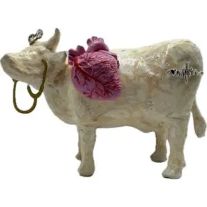 Coronaire. Une Vache décorative décorée avec un coeur humain, un stétoscope et un électrocardiogramme