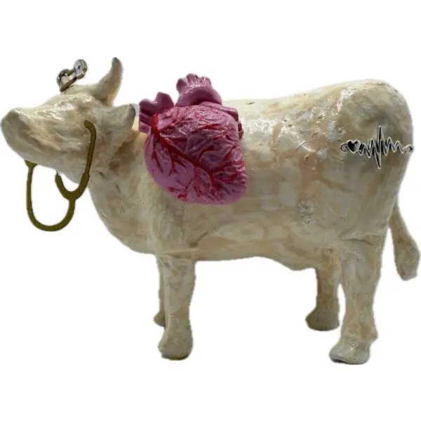 Coronaire. Une Vache décorative décorée avec un coeur humain, un stétoscope et un électrocardiogramme