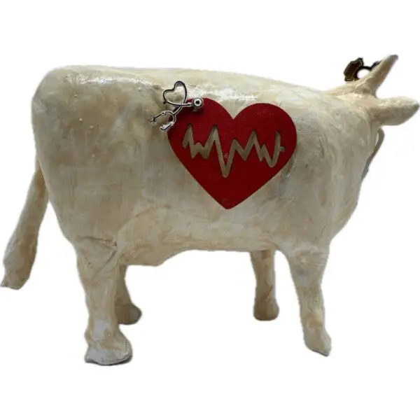 Coronaire. Une Vache décorative décorée avec un coeur humain, un stétoscope et un électrocardiogramme