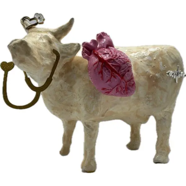 Coronaire. Une Vache décorative décorée avec un coeur humain, un stétoscope et un électrocardiogramme