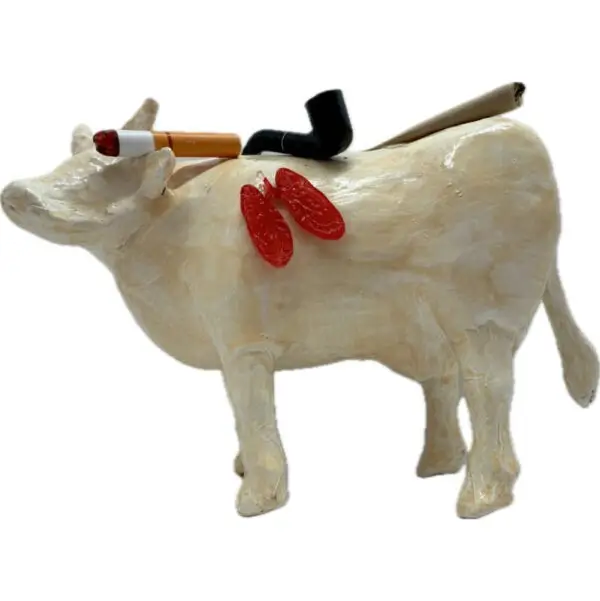 Nicotine. Une Vache décorative avec cigarette, cigare, pipe et poumon