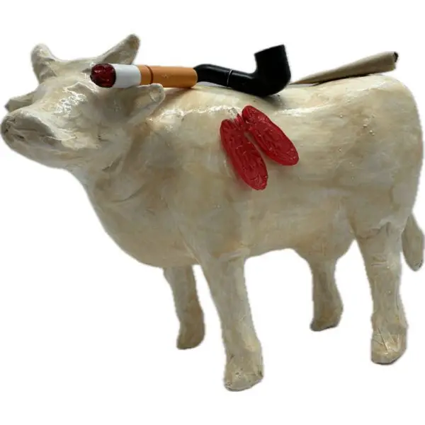 Nicotine. Une Vache décorative avec cigarette, cigare, pipe et poumon