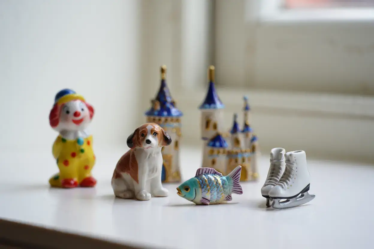 Collection de fèves en porcelaine