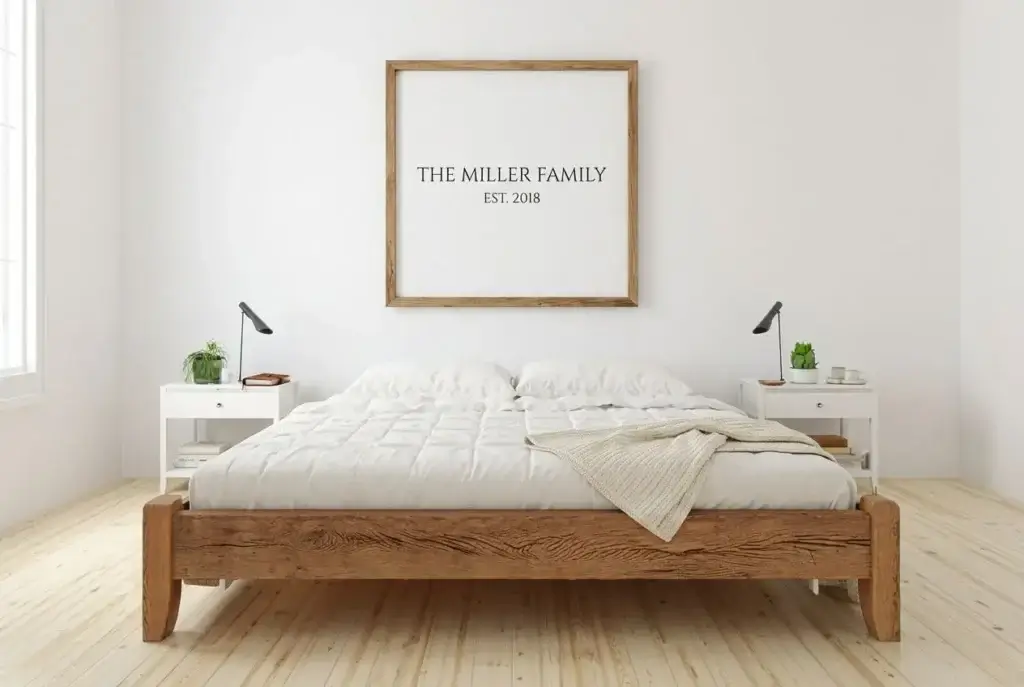 Lit en bois massif au style minimaliste, cadre mural « THE MILLER FAMILY », ambiance blanc et lumière naturelle, ambiance personnalisée tendance déco.