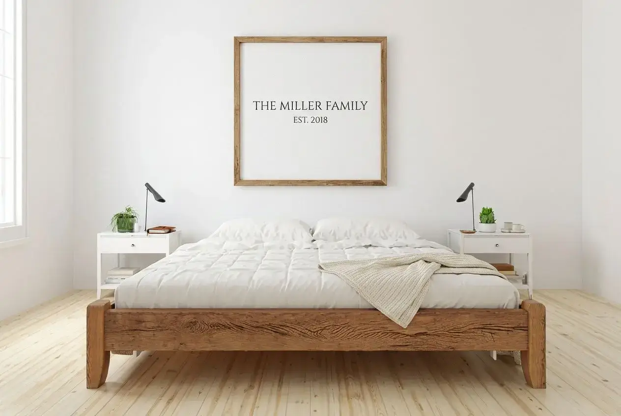 Lit en bois massif au style minimaliste, cadre mural « THE MILLER FAMILY », ambiance blanc et lumière naturelle, ambiance personnalisée tendance déco.
